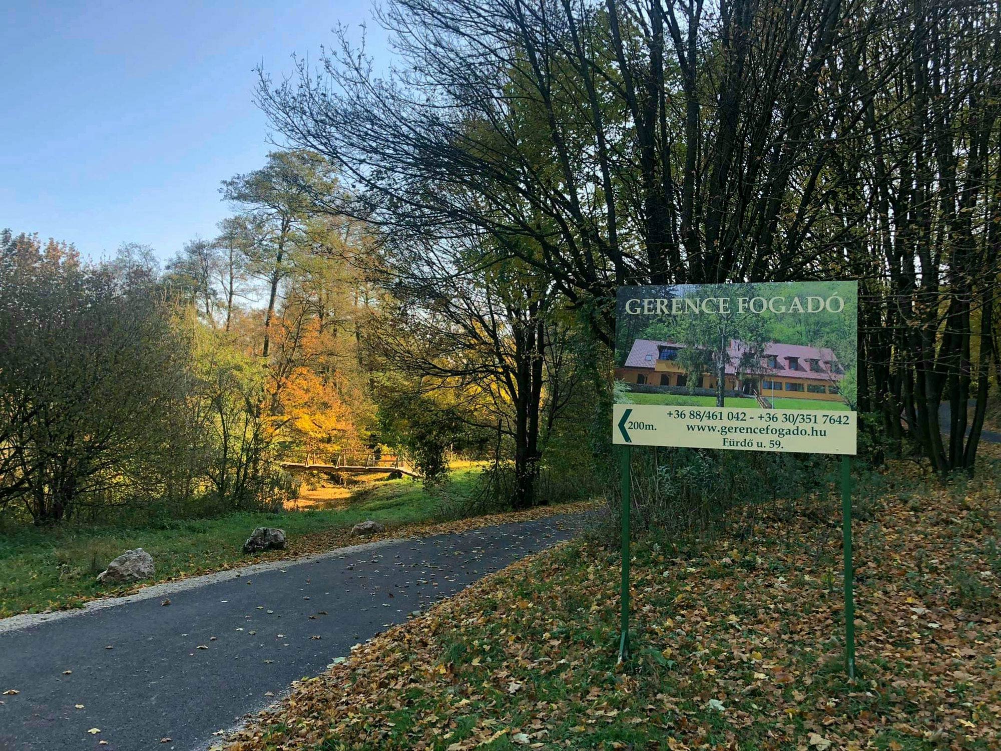 Bejárat a Gerence Fogadó irányába