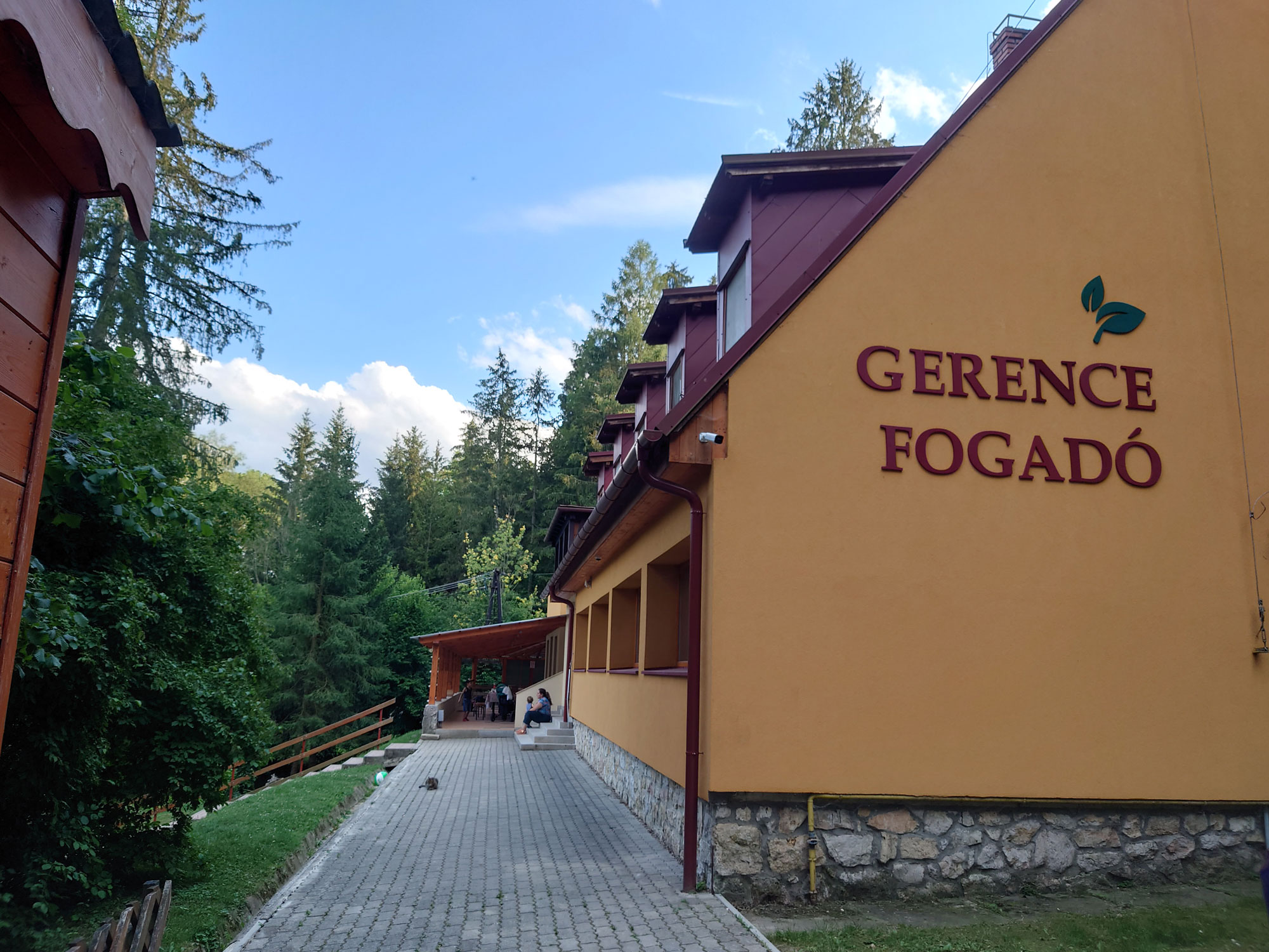 Bejárat a parkoló fell - Gernece Fogadó, Bakonybél